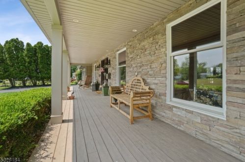 18 Carolyn Ct, East Hanover, NJ 07936-1802