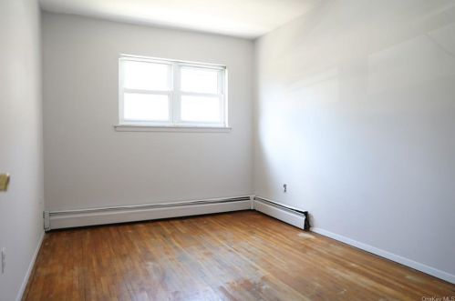 3217 Gunther Ave, Bronx NY 10466-2037 exterior