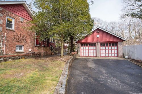 37 Chateau Dr, Huntington Station NY 11747-4131 exterior