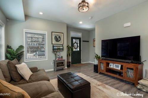 836 Sigsbee St, Grand Rapids MI 49506-2539 exterior