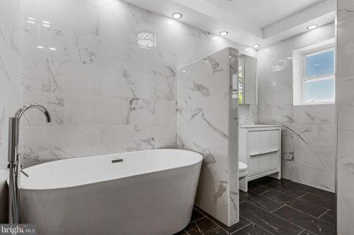 312 Manton St, Philadelphia PA  19147-5213 exterior