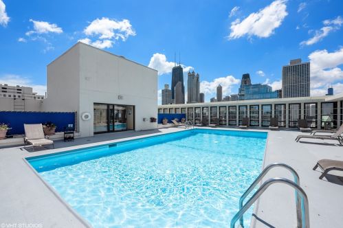 1 Scott St, Chicago IL 60610-2309 exterior