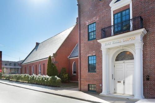 27 High St, Middletown, RI 02840-3158