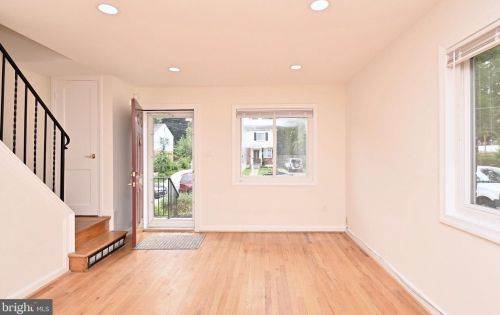 5720 Fenwick Dr, Alexandria VA  22303-1526 exterior