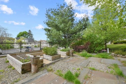 28 Adams St, Worcester MA  01604-1684 exterior