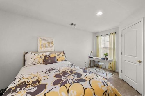 16 Cobblestone Ln, Middletown NY 10940-5091 exterior