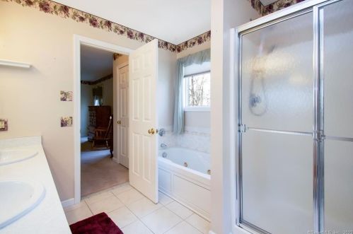 51 Berrios Hl Rd, Windsor CT 06095-1003 exterior