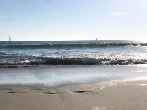 320 Rossmore Dr, Oxnard CA  93035-4465 exterior