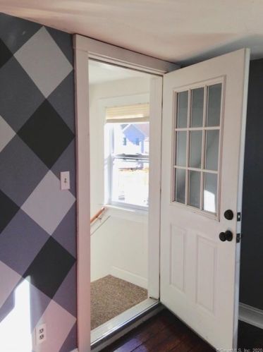 87 St, Windsor CT 06095-2408 exterior