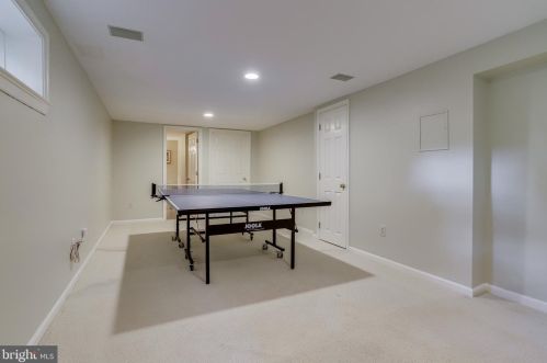 8909 Linton Ln, Alexandria VA 22308-2438 exterior