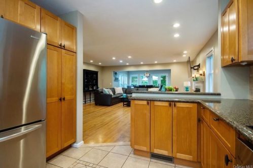 6 Hazelton Cir, Briarcliff NY 10510-1306 exterior