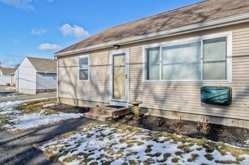 32 Collins St, Chicopee, MA 01022-1088