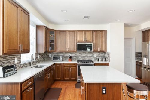 6378 Alderman Dr, Alexandria VA 22315-3731 exterior