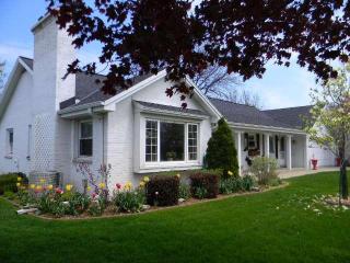 910 Fairy Chasm Rd, Milwaukee WI  53217-1817 exterior