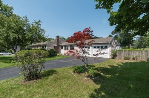 1 Pinewood Rd, Peabody, MA 01960-4553