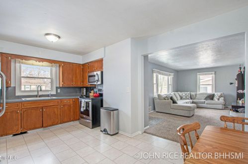 1004 Oakcrest St, Wyoming MI exterior