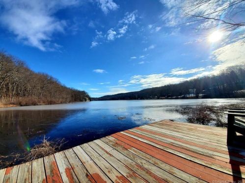 303 Mamanasco Rd, Ridgefield CT 06877-2425 exterior