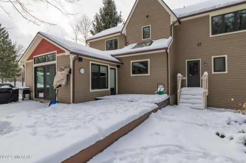 1360 Crooked Lk Dr, Kalamazoo MI 49009-8950 exterior