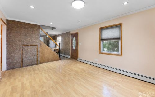 68 Seymour Ave, Edison NJ  08817-3748 exterior