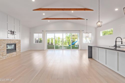 4239 42nd St, Phoenix AZ  85018-4207 exterior