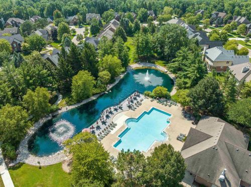 1039 Bloomview Cir, Rochester MI 48307-1728 exterior