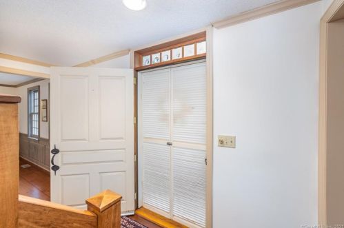 136 Mtn Spg Rd, Farmington CT 06032-1612 exterior