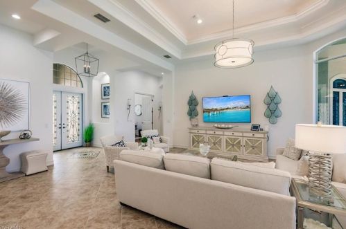 8975 Shenendoah Cir, Naples FL 34113-1670 exterior