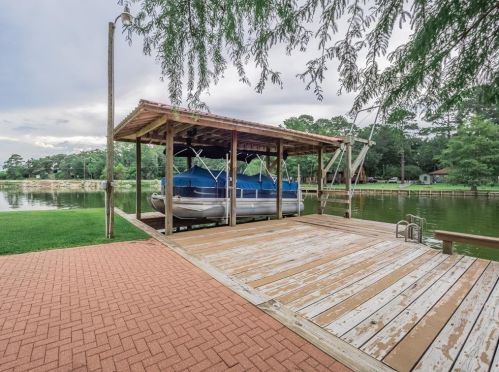 11 Lakeview Dr, Huntsville TX 77320-0247 exterior