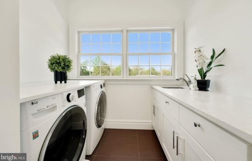 9318 Cranford Dr, Rockville MD 20854-2231 exterior