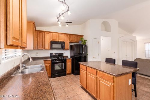 2425 Calle Sierra Del Manantial, Tucson AZ 85706-5052 exterior