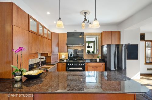 2013 Greenleaf Ave, Chicago IL 60645-3509 exterior