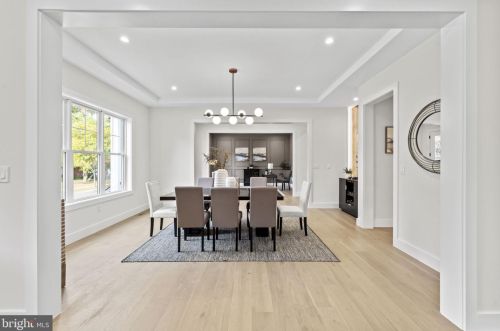 1327 Mayflower Dr, Mc Lean VA 22101-3405 exterior