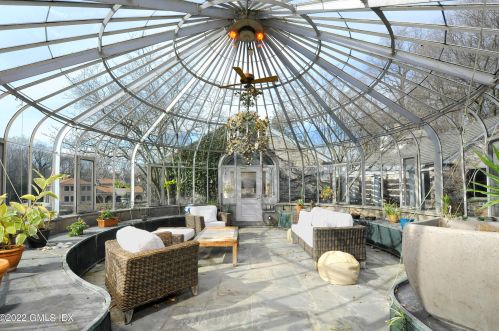 33 Mdw Wood Dr, Greenwich CT 06830-7023 exterior