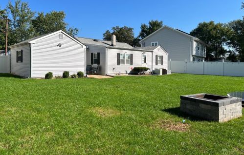 4 Crescent Rd, Edison NJ  08817-4125 exterior