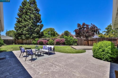 3711 Sierrawood Ct, Concord CA 94519-1423 exterior