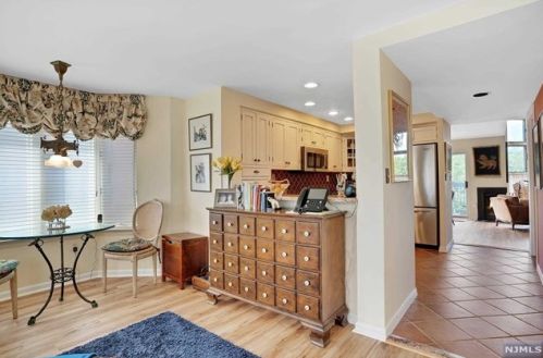 315 Livingston Ct, Edgewater NJ 07020-1639 exterior