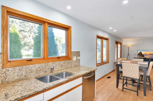 127 Grantley Ave, Elmhurst IL 60126-2362 exterior