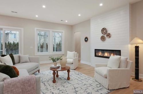 69 Grandview Ave, Upper Saddle River NJ 07458-2127 exterior