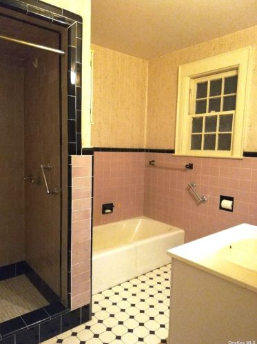 37 Fremont Rd, Valley Stream NY 11581-2106 exterior