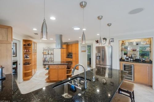 160 Madison Dr, Naples FL 34110-1323 exterior