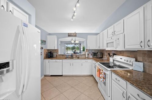 7807 Berkshire Pne Dr, Naples FL 34104-7442 exterior