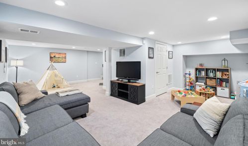 8511 Cherry Valley Ln, Alexandria VA  22309-2121 exterior