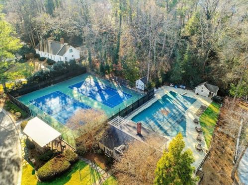 1386 Hanover West Dr, Atlanta GA 30327-1139 exterior