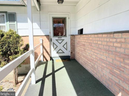 204 Elmwood Ave, Manor, PA 19036-1909