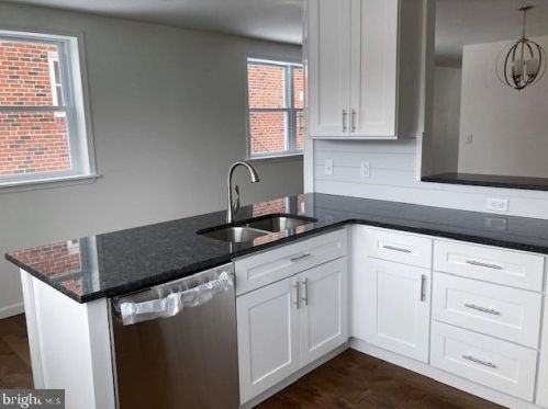 6802 Henry Ave, Philadelphia PA 19128-1522 exterior