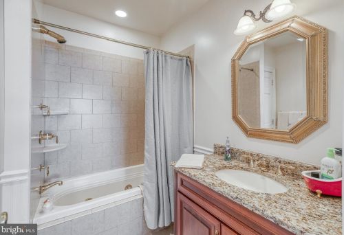 124 Bainbridge St, Philadelphia PA 19147-1866 exterior