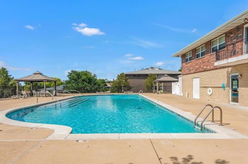 10327 Forest Brook Ln, Saint Louis MO 63146-5865 exterior