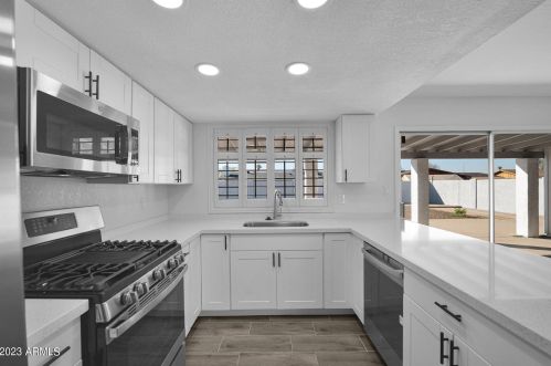 8719 Earll Dr, Phoenix, AZ 85037-2924