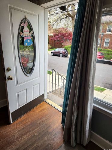 56 Jamaica Ave, Valley Stream NY 11580-6314 exterior