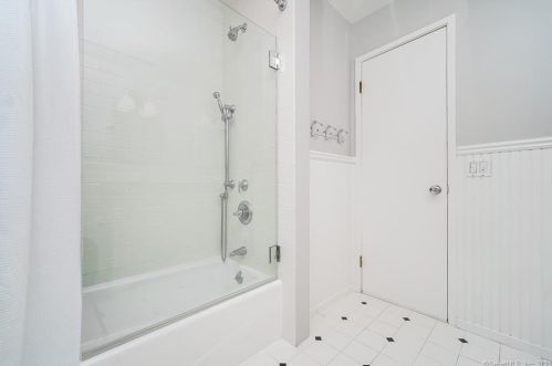 11 Hunting Rdg Ln, Wilton CT 06897-2516 exterior